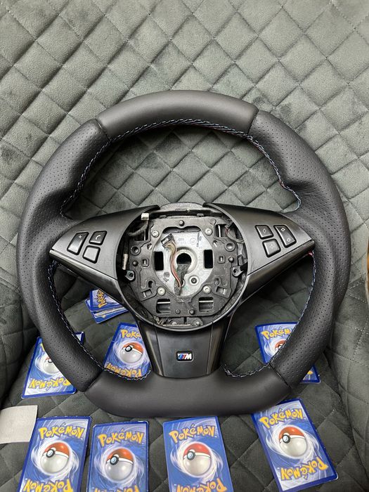 Apresentamos  volante BMW E 60  estofado em pele perfurada e pele liza