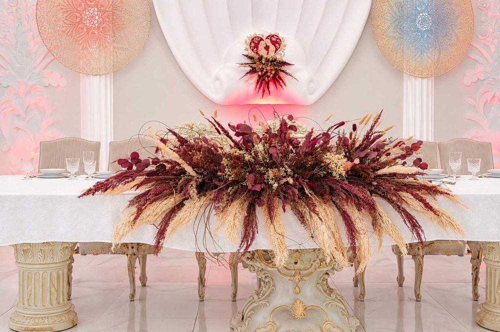 Dekoracje weselne boho, do lokalu karczmy– 10 bukietów 45 cm + stół prezydialny 150 cm + serce