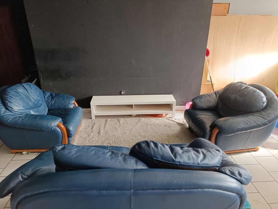 Sofá em pele sem marca de uso