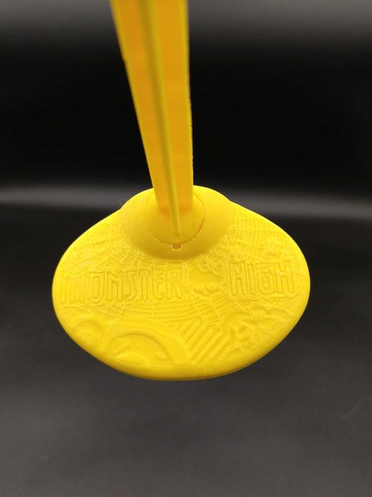 Stojak żółty dla lalek monster high