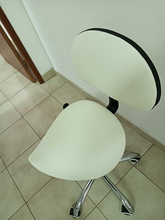Vende-se banco ergonomico em sela com rodas e apoio lombar, novo