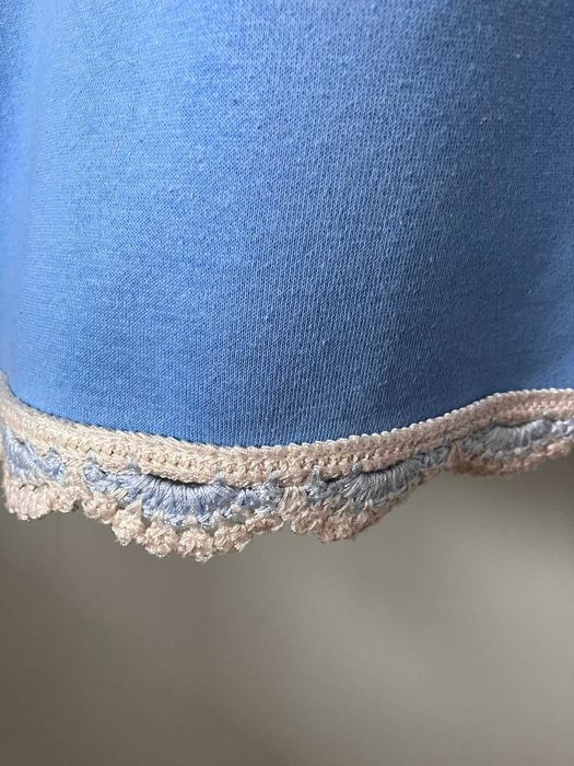 Błękitna bluza Reserved wykończona koronką