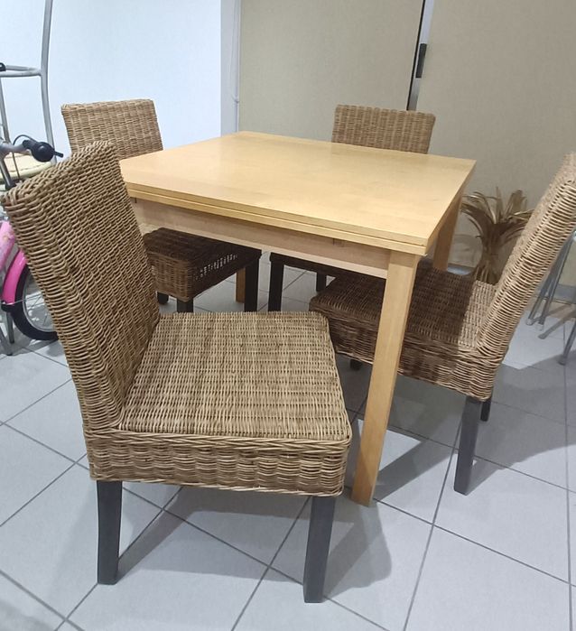 Mesa  de sala com cadeiras