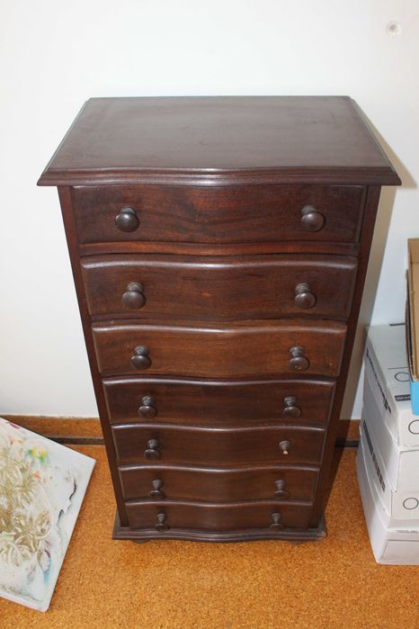 Camiseiro em Madeira – Ideal para Arrumação e Decoração