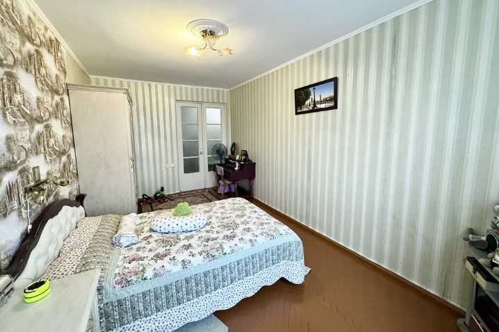ПРОДАМ великогабаритну 2 кімнатну квартиру  сталинка в закритому дворі район Центрального рінку