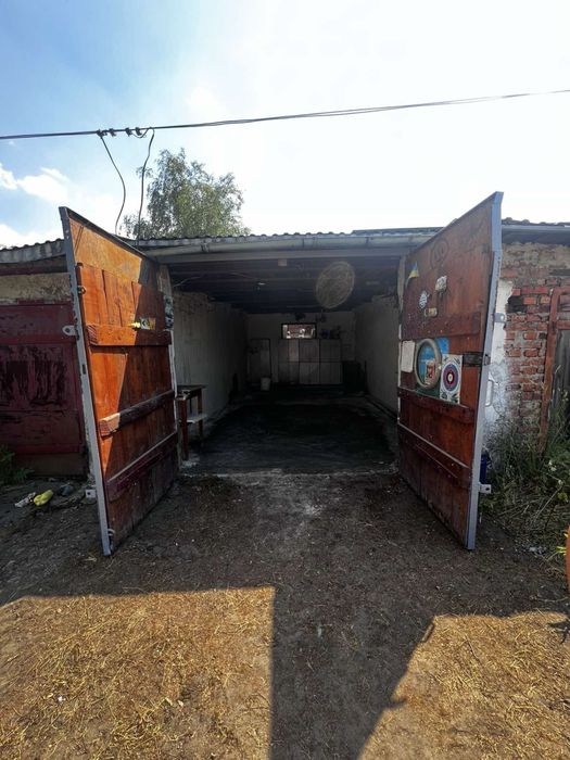 Гараж у місті Шептицький