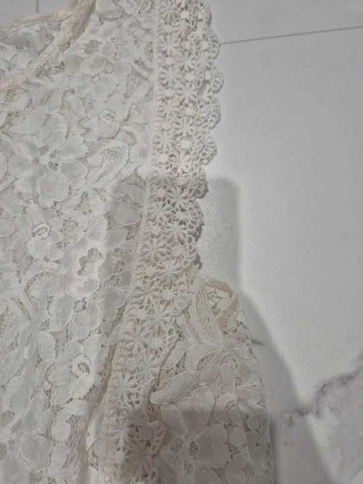 Biała koronkowa bluzka z baskinką Vero Moda