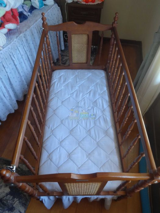 Cama de criança em madeira com colchão