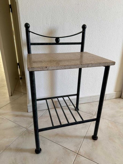 Cama e mesas de cabeceira