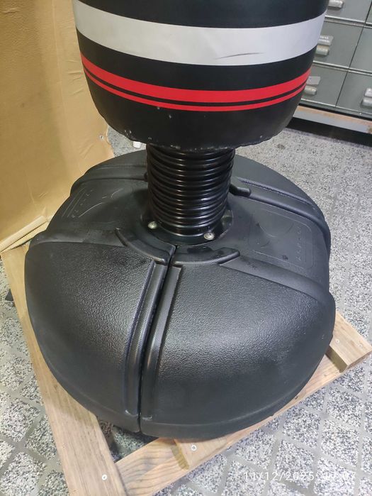 Saco de pancada com pé