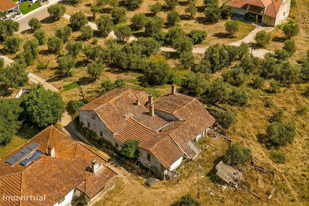 Moradia para recuperação com 4000m2 terreno - Cristovãos - Ourém