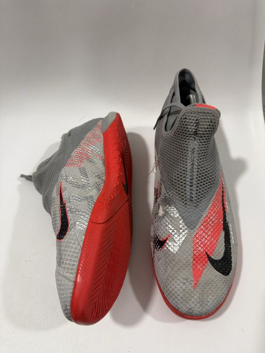 Футзалки Nike.