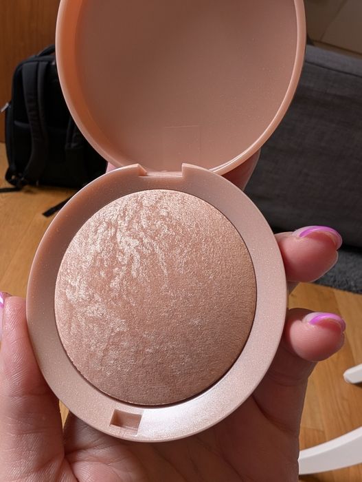Zestaw rozświetlaczy Bourjois i AA