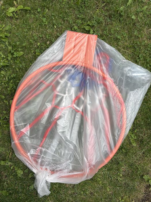 Stalowa obrecz do koszykowki z siatka i srubami montazowymi