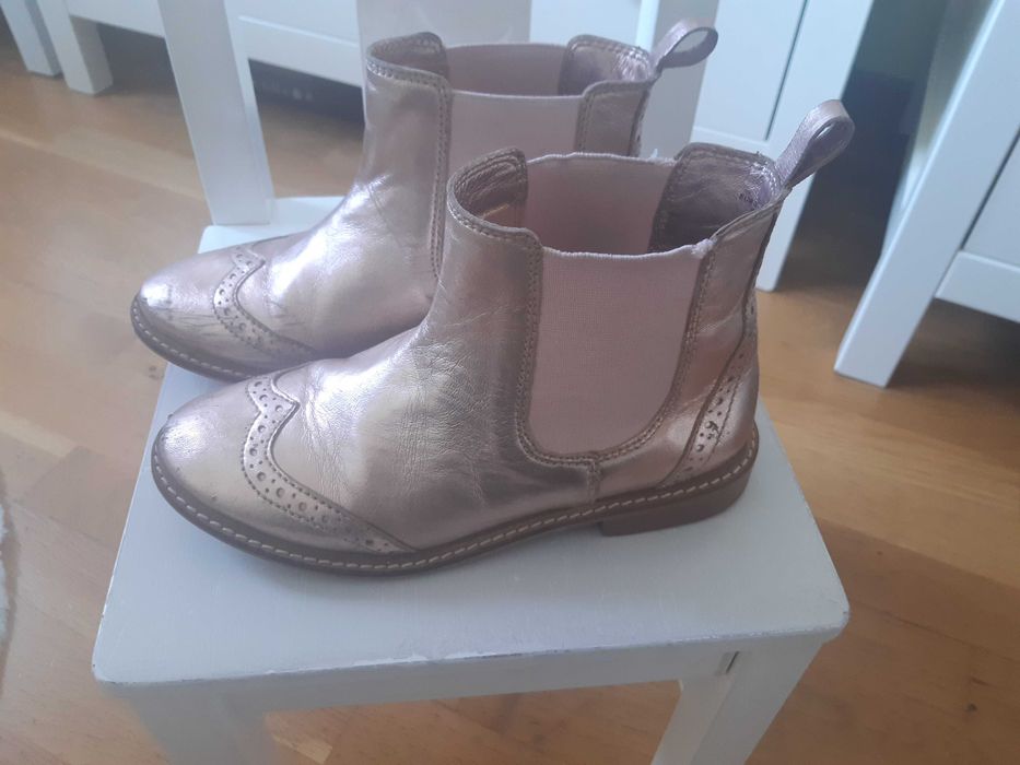 Botki dla dziewczynki w kolorze różowego złota.