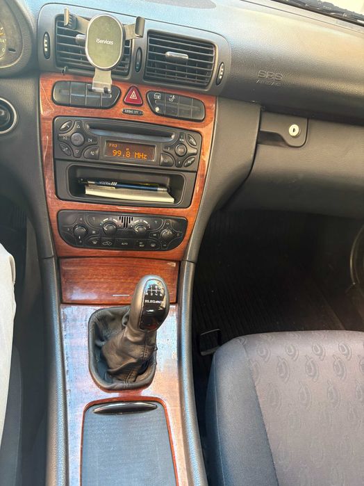 MERCEDES C200 - Bem estimado 2001/08