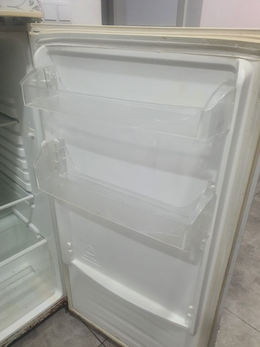 Frigorífico com algumas marcas