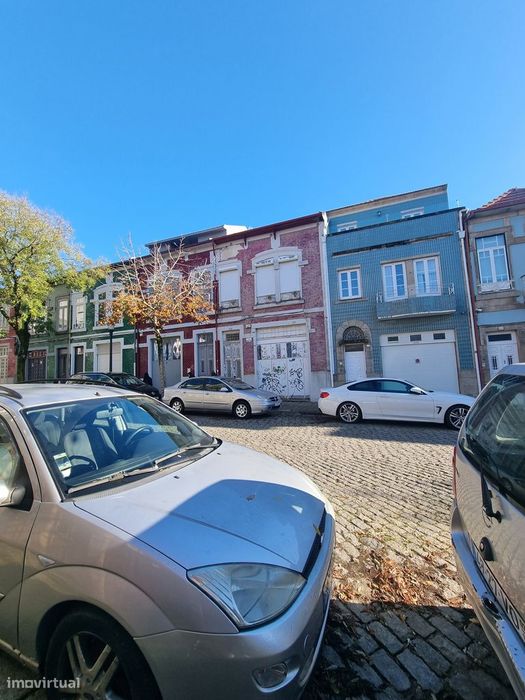 REF2010 - MORADIA C/Garagem e Jardim - Rua Duque Saldanha, Porto