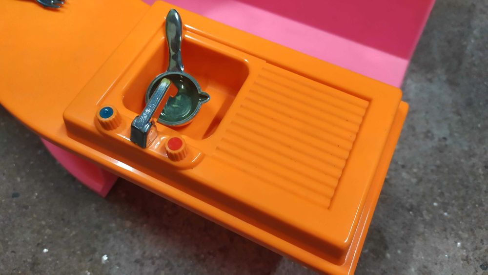 Cozinha das barriguitas, utensílios e bonecas