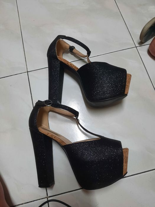 Sandálias salto alto