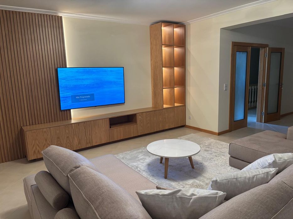 Sofás totalmente personalizados, opção com pés e sem pés.