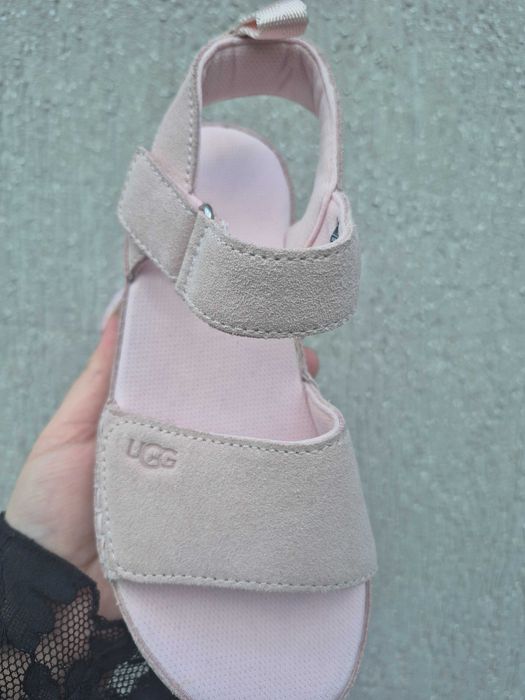 Дитяче взуття  UGG. Босоніжки 32,5 розмір