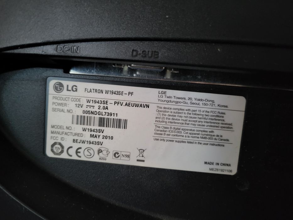 Колонки от музыкального центра и микрофон