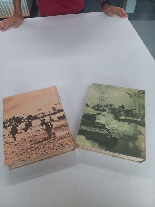 Vendo dois livros muito antigos datados de 1978