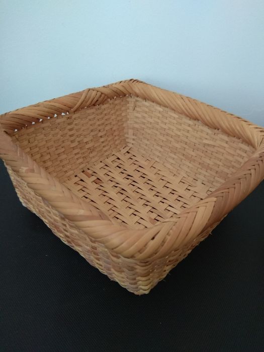 Cestas varias e tabuleiro em verga