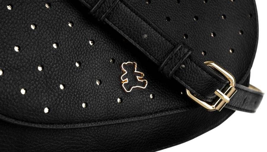 listonoszka damska ze stylową, ażurową klapką i brelokiem -