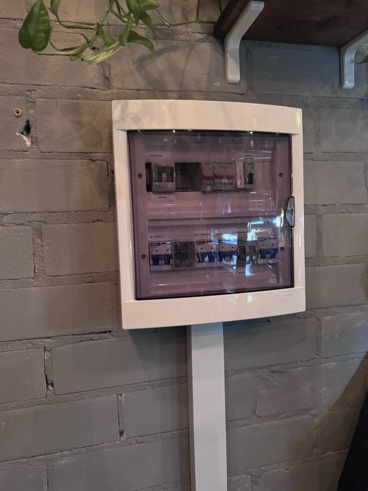 Електрик, підключення резервного живлення, гібридного інвертора