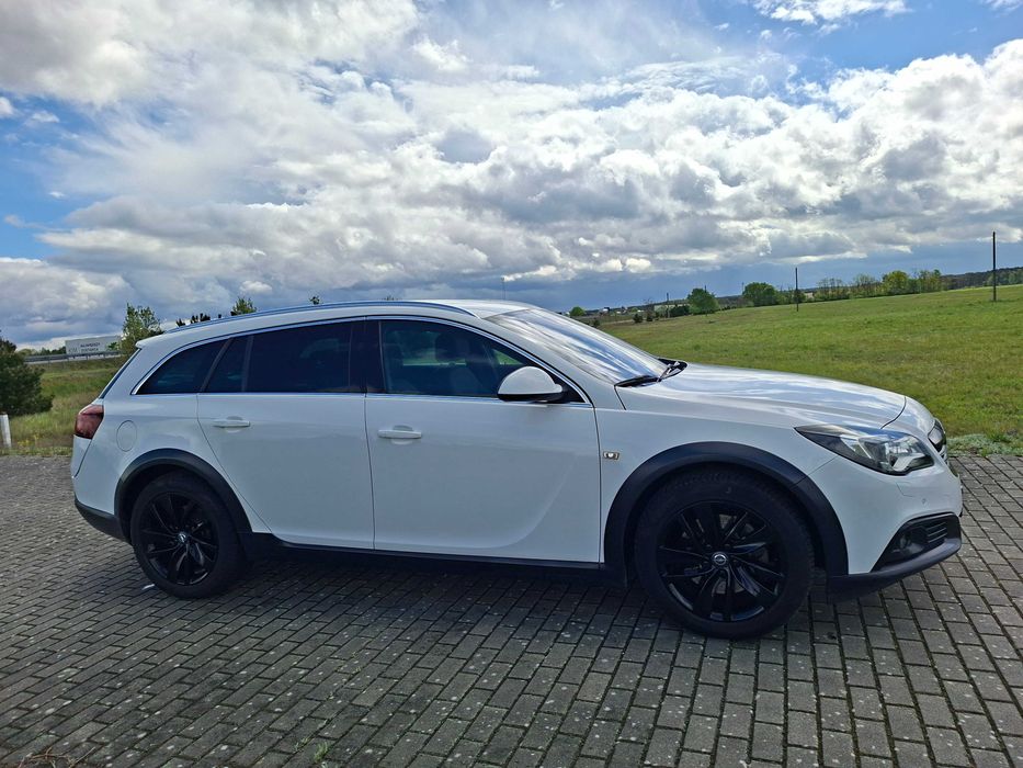 samochód osobowy opel insignia country tourer