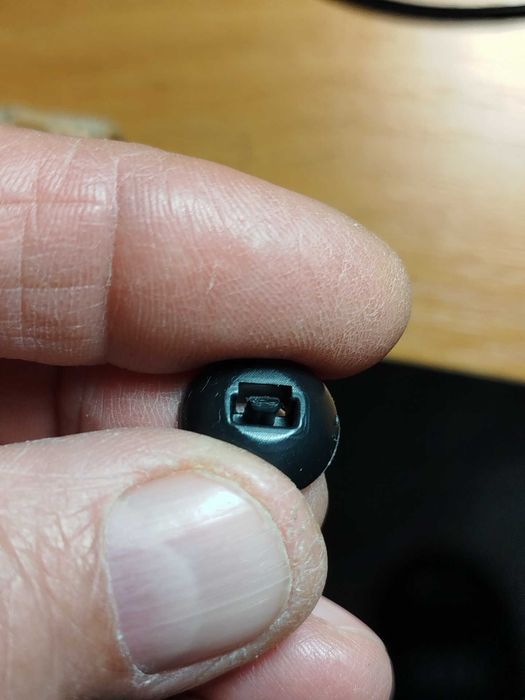 Пластикова стяжка для кріплення підкрилків, пластикових елементів