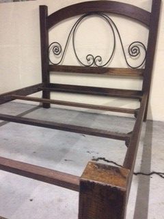 Cama de casal em madeira maciça