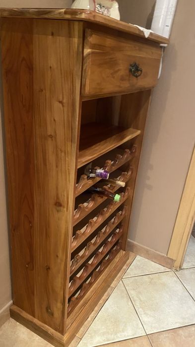 Drewniany stojak / regał na wino z szufladą – lite drewno