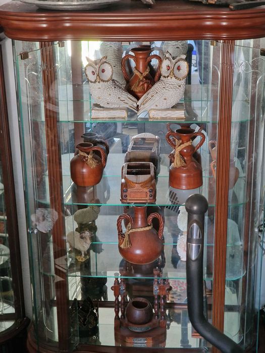 Vitrine em madeira e vidro com recheio decorativo