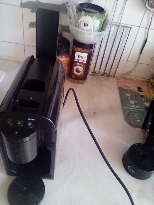 Vendo uma máquina de café com urgência. Vivo em Estarreja. Vendo por apenas 25€. Não é negociável.