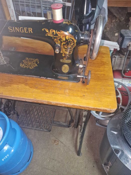 Máquina de costura Singer antiga com mesa