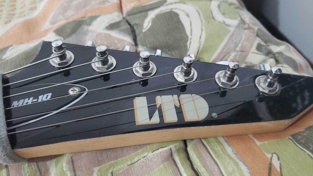 Guitarra preta - LTD MH 10