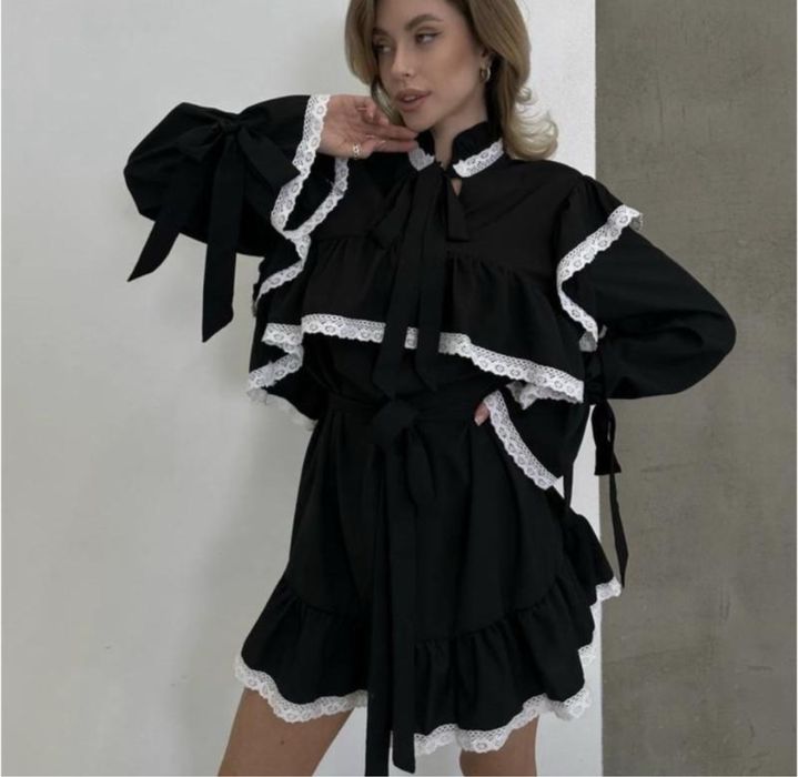 чорне плаття з рюшами