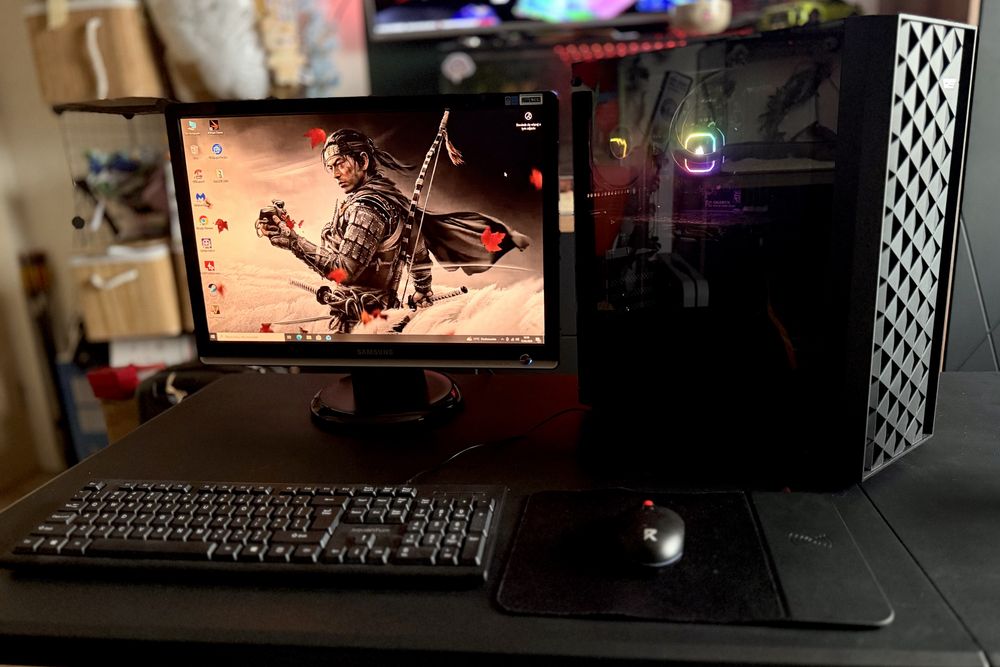Komputer gamingowy+ monitor+ akcesoria