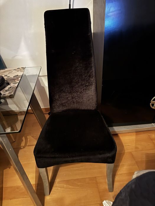Cadeira alta estilosa de sala de veludo preto