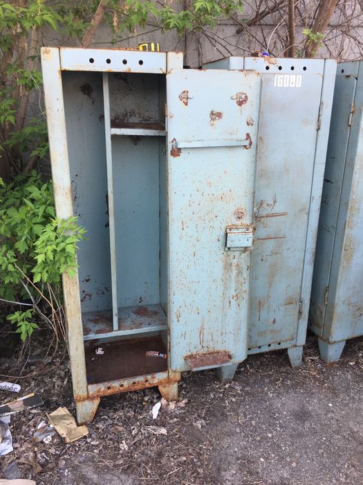 Стеллажи Шкафы верстаки пристаночные тумбы железные