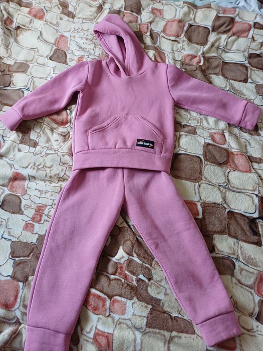 Теплий зимовий спортивний костюм на дівчинку.