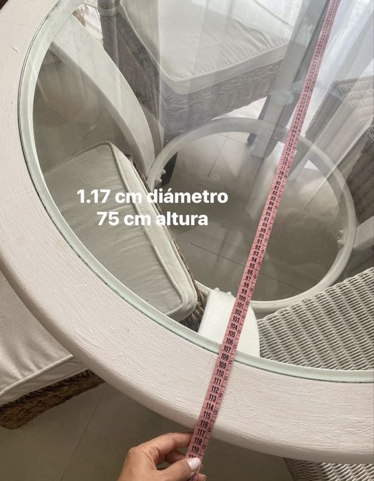 Mesa redonda com 4 cadeiras