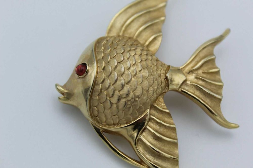 Pregadeira banhada ouro 18 K Crown Trifari by Alfred Philippe