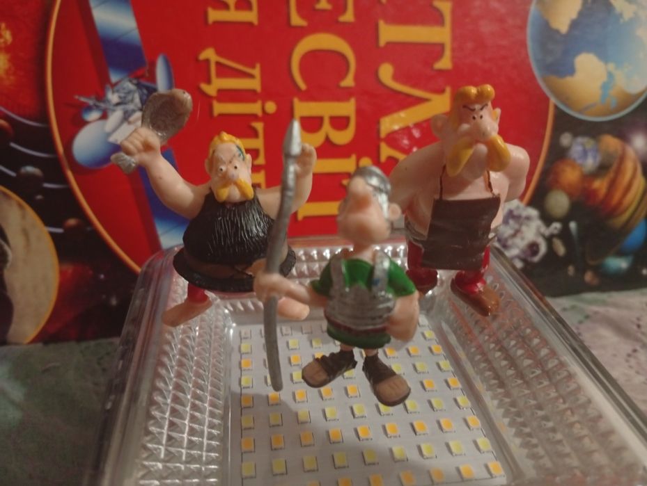 Кіндер фігурки Астерікса та Обелікса, випущені за ліцензією  2013