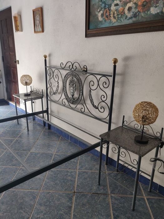 Mobilia  de quarto em  latão  .