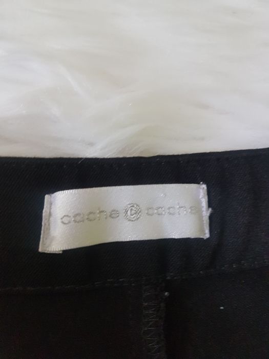 Krótkie czarne spodenki na zakładkę cache