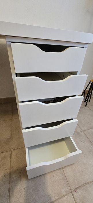 Mesa IKEA com gavetas e prateleiras